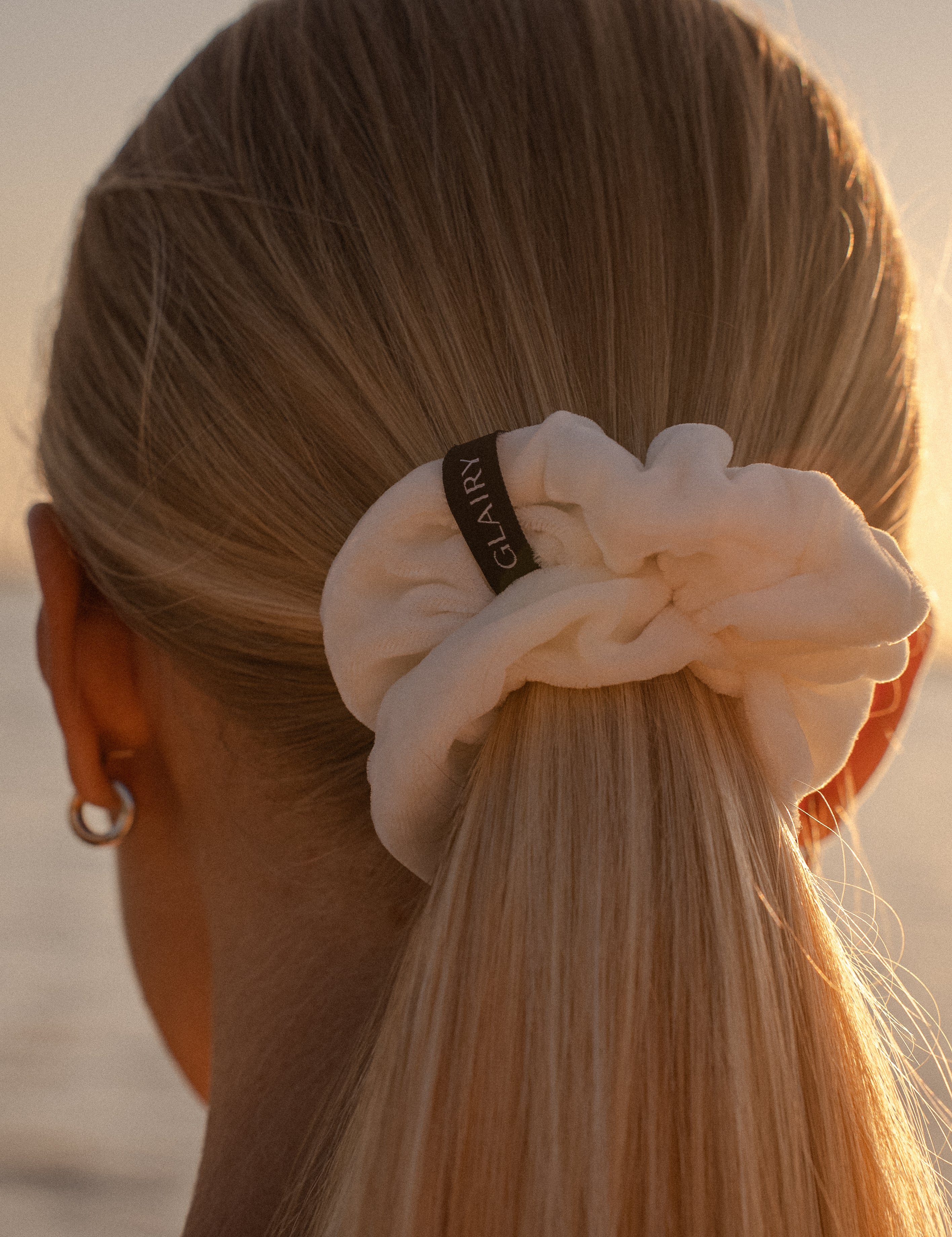 Valge scrunchie patsikumm